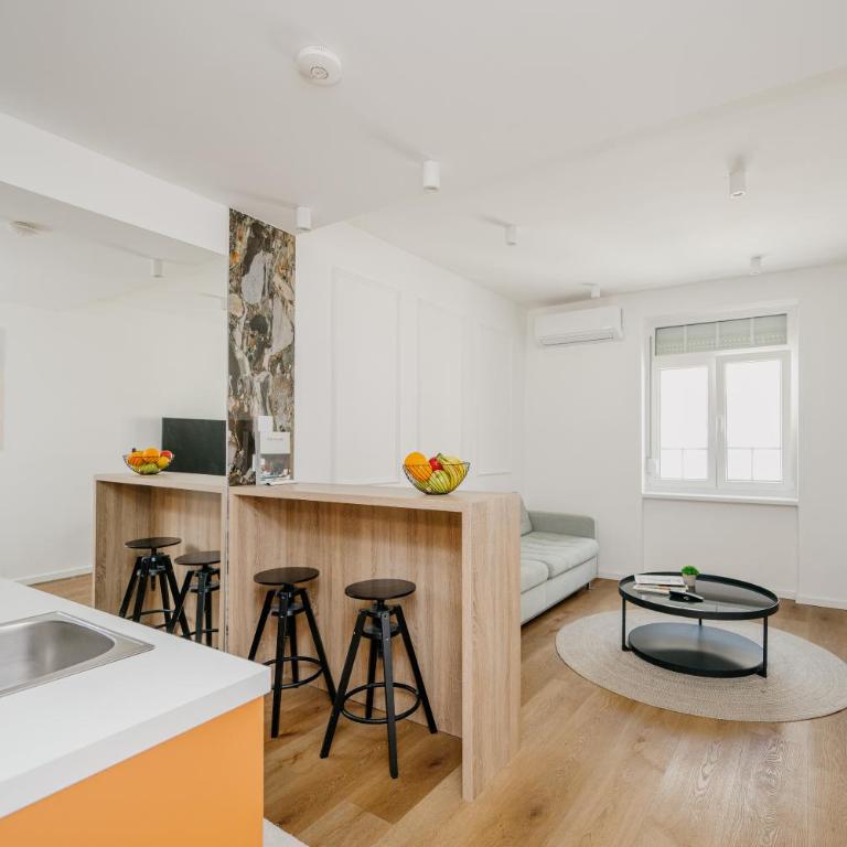 City Center Design Apartments - Apartment with Balcony - 1