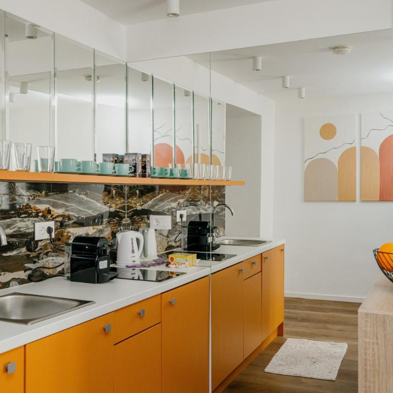 City Center Design Apartments - Apartment with Balcony - 8