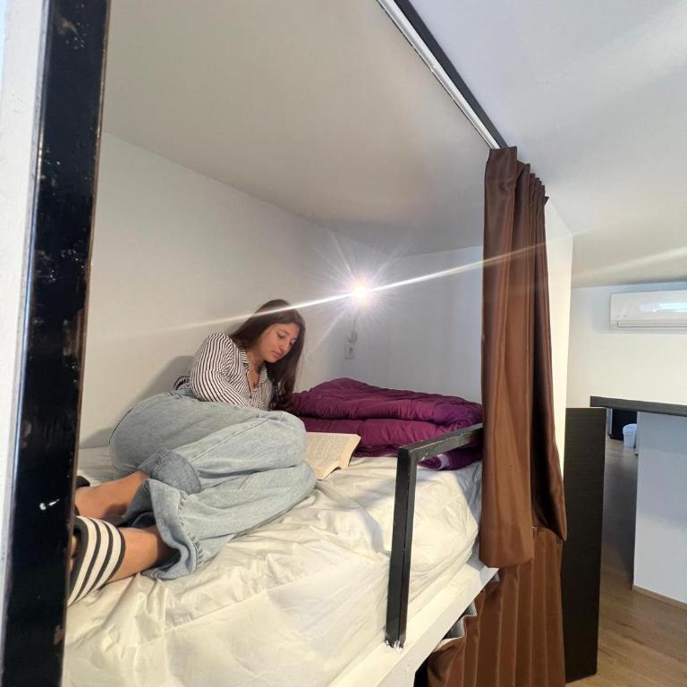Beach & Arts Hostel Valencia - Bed in 8-Bed Dormitory Room - 2