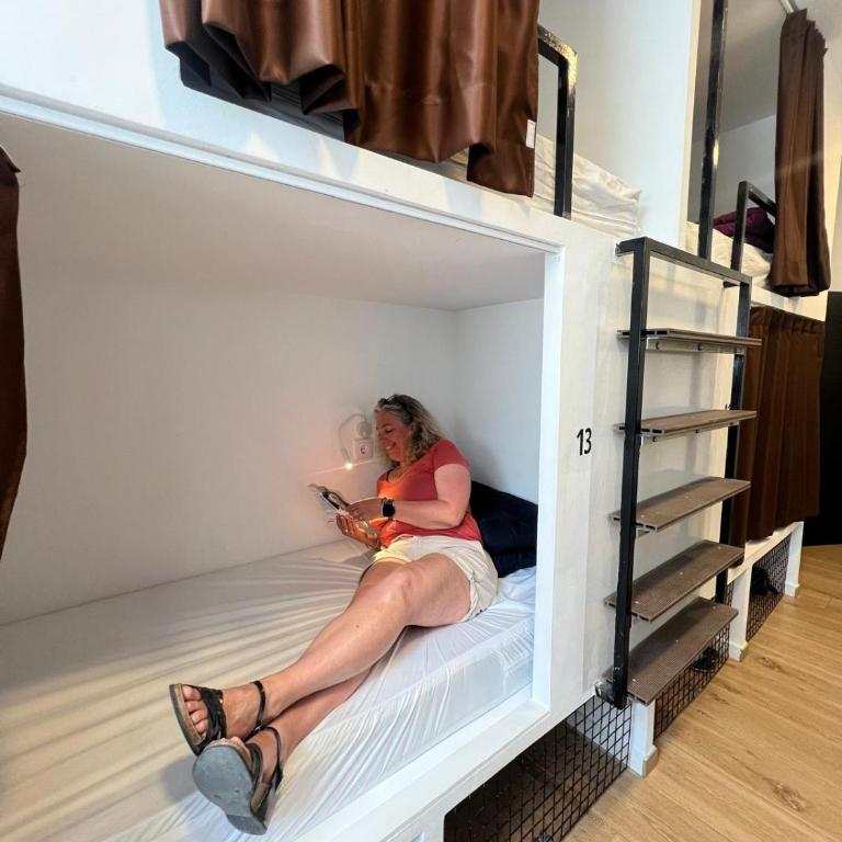 Beach & Arts Hostel Valencia - Bed in 8-Bed Dormitory Room - 4