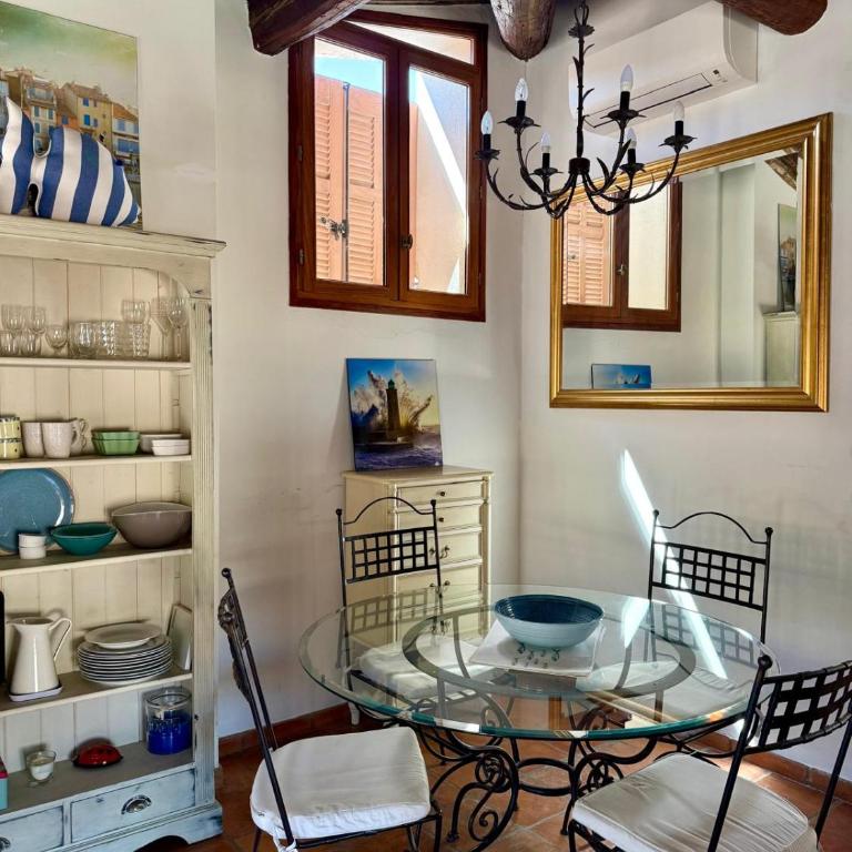 Cœur de Cassis - 200 m du port et plage - Parking privé - Appartement 2 Chambres - 17