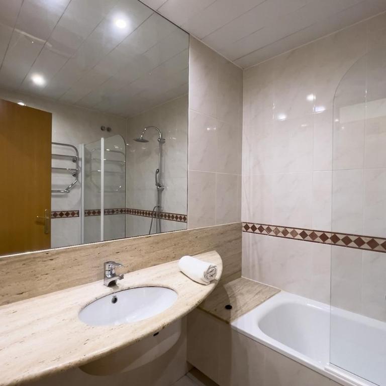 Gran Vía Sun - Three-Bedroom Apartment - 12