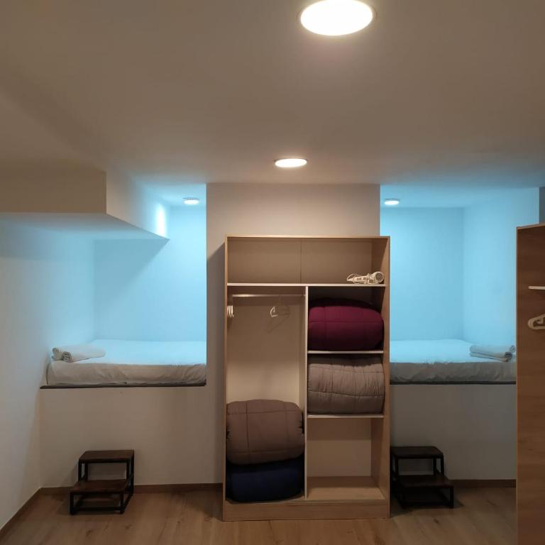 Beach & Arts Hostel Valencia - Quadruple Room with Private Bathroom - 7