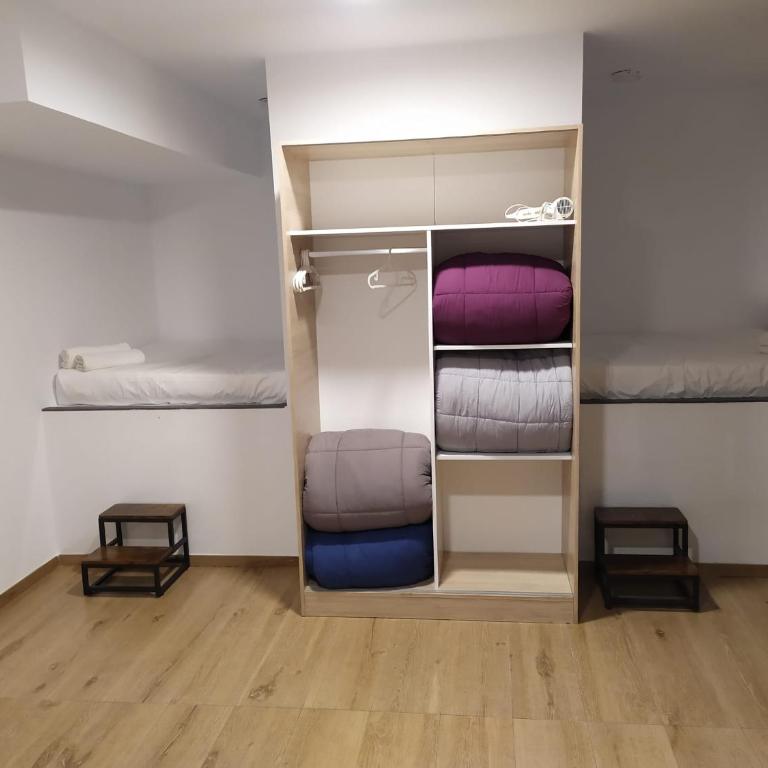 Beach & Arts Hostel Valencia - Quadruple Room with Private Bathroom - 11