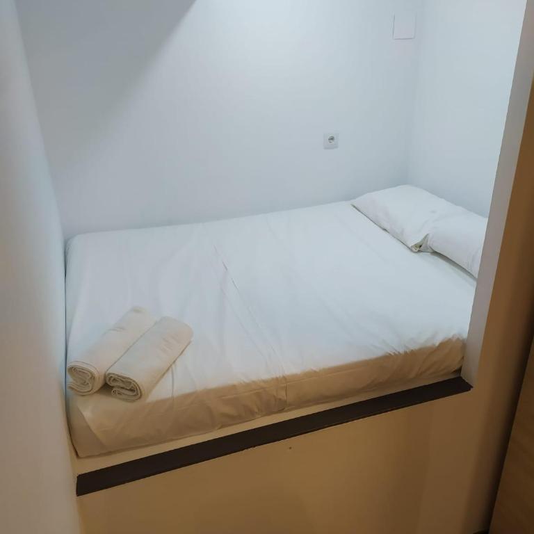 Beach & Arts Hostel Valencia - Quadruple Room with Private Bathroom - 9