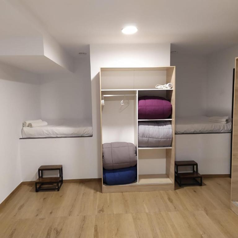 Beach & Arts Hostel Valencia - Quadruple Room with Private Bathroom - 8