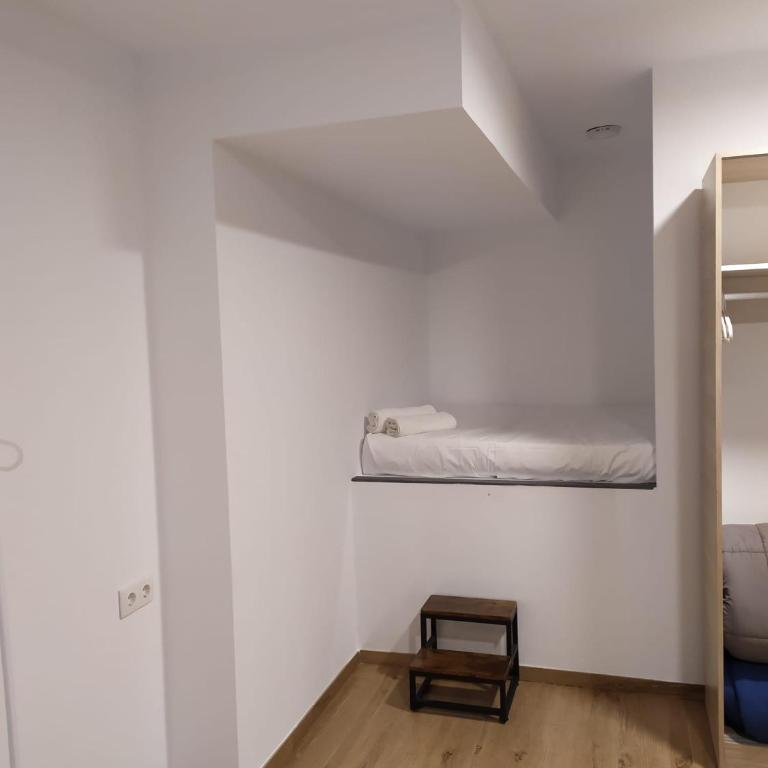 Beach & Arts Hostel Valencia - Quadruple Room with Private Bathroom - 10