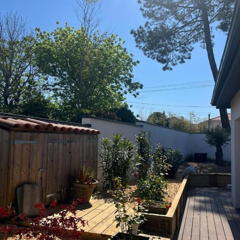 Maison proche plages, au calme, piscine et parking - Maison 3 Chambres - 26