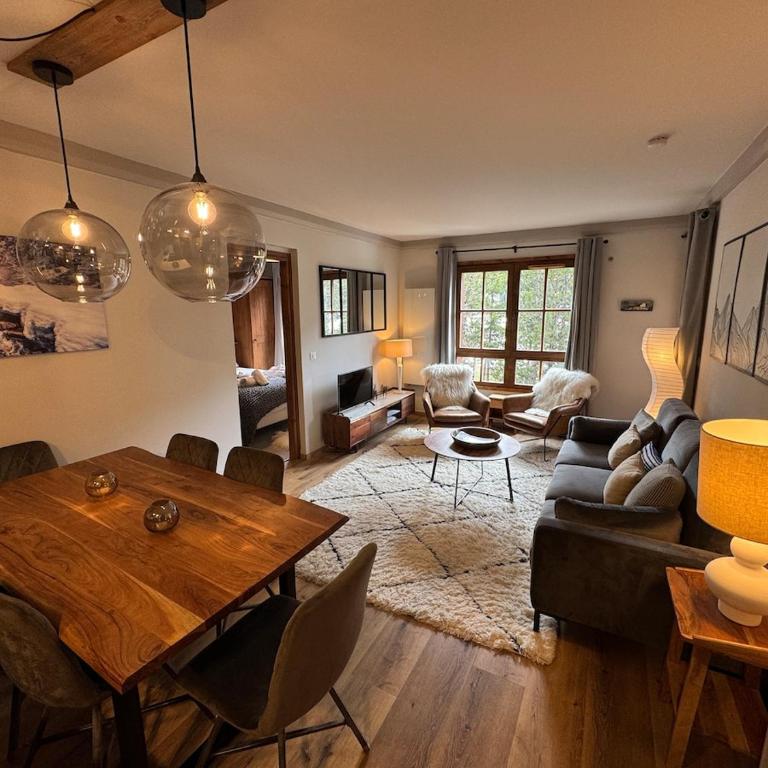 Beautifully renovated 2 bed apartment - Auberge Jerome Arc 1950 - sleeps 4 - Deluxe Apartment mit 2 Schlafzimmern - 1