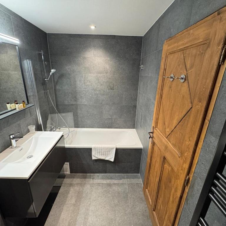 Beautifully renovated 2 bed apartment - Auberge Jerome Arc 1950 - sleeps 4 - Deluxe Apartment mit 2 Schlafzimmern - 4