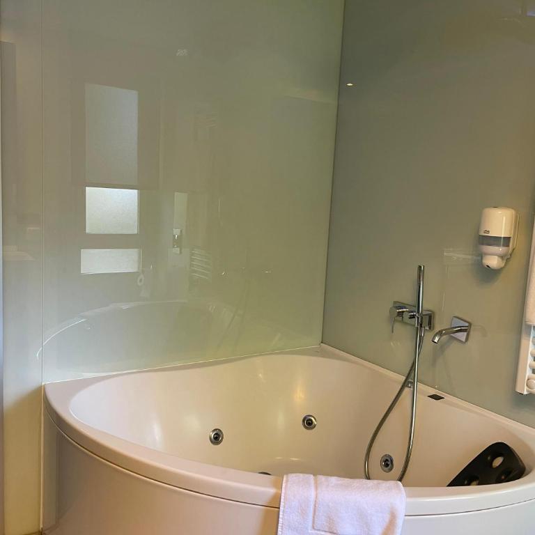 Hotel Confort BRASEROS - Habitación Doble con bañera de hidromasaje - 4