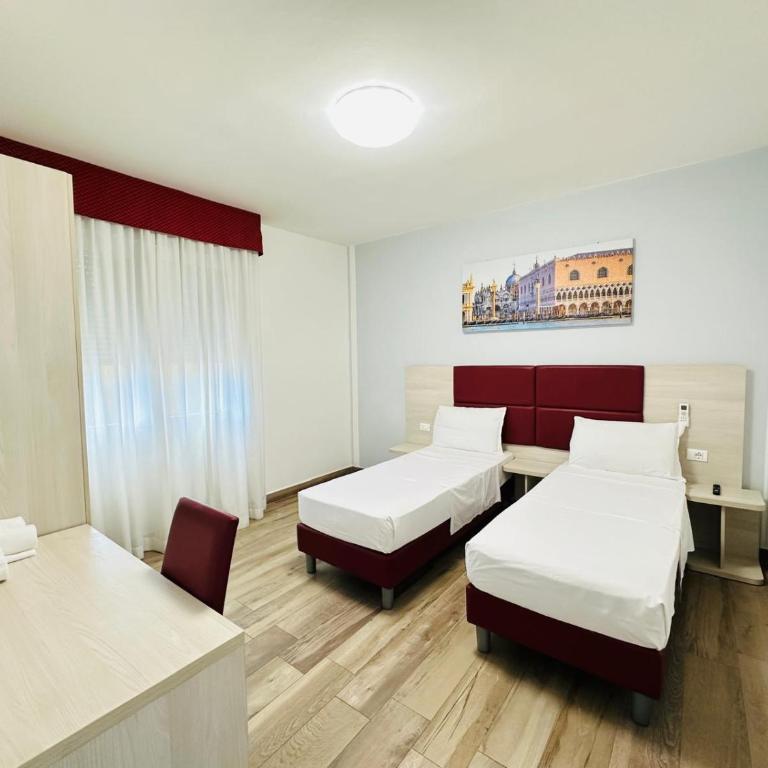Venice Hub - Camera Doppia con Letti Singoli con Bagno Privato - 5