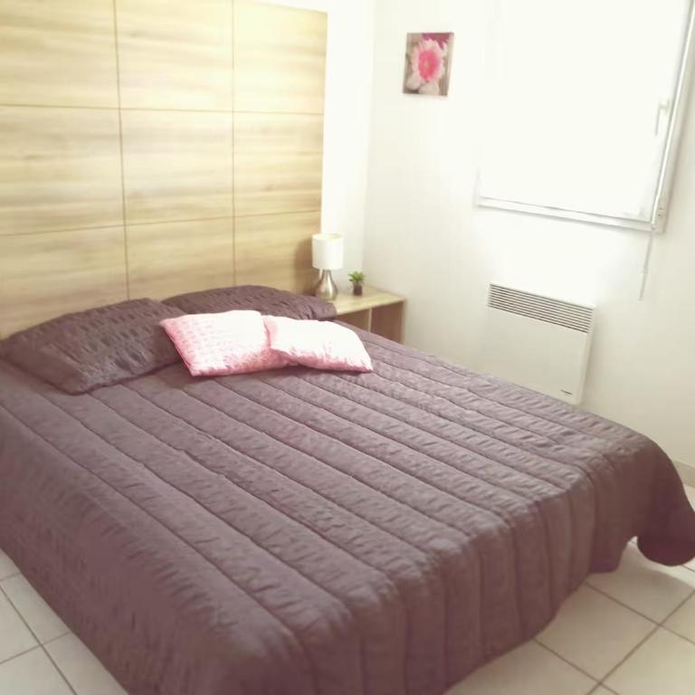 LE BLEU CAMARGUE - T3 EN DUPLEX CLASSÉ 3 ETOILES - CLIM - ARRIVÉE AUTONOME - Piscine privative à la résidence - Parking Gratuit - Wifi FIBRE - Animaux acceptés - Idéale Famille couple télétravail - Apartment mit 2 Schlafzimmern und Terrasse - 7