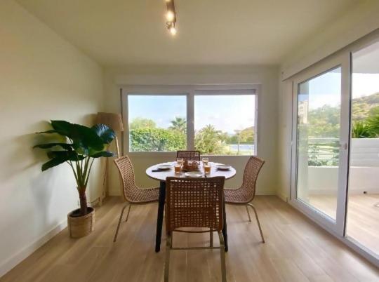 Apartamento en primer línea, con piscina y parking - Two-Bedroom Apartment - 11