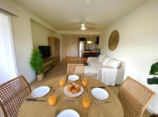 Apartamento en primer línea, con piscina y parking - Two-Bedroom Apartment - 12