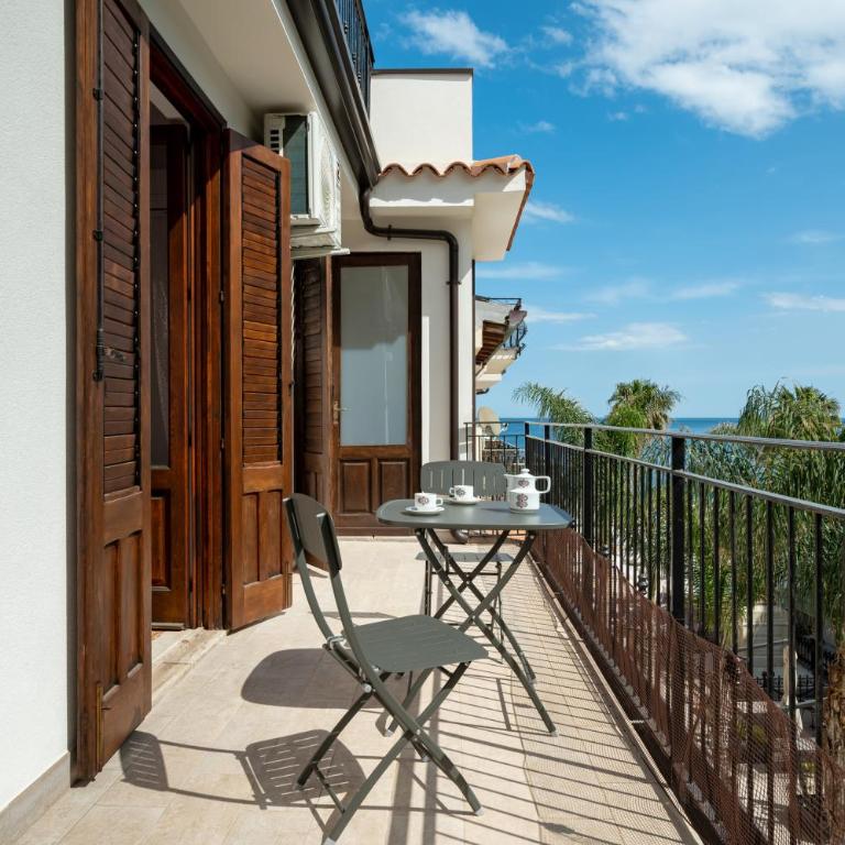 GuestHost - Cozy Flat in the Heart of Letojanni - Appartamento con 2 Camere da Letto - 1