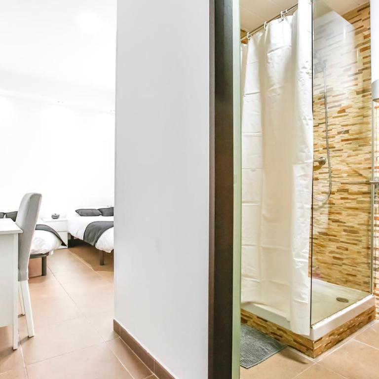 Laramond Barcelona Rooms - Twin Room with Private Bathroom - 10