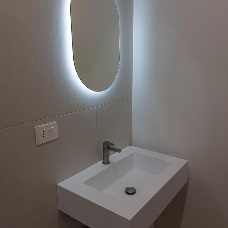 Mimì Neapolitan Stay - Napoli Centrale - Double Room with Private Bathroom - 7