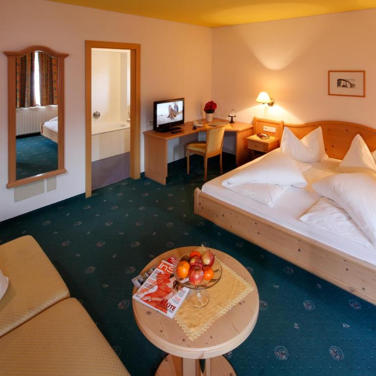Hotel Am Reschensee - Camera Matrimoniale con Letto Supplementare - 1