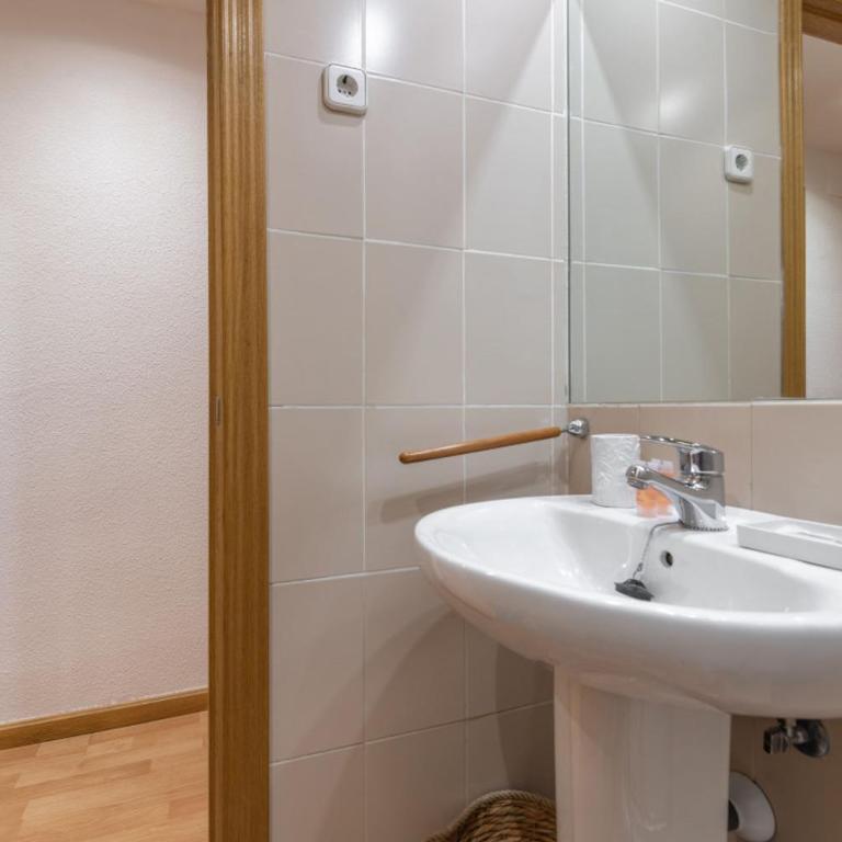 Cozy Apartment- 2BD 2BT- Malasaña - Two-Bedroom Apartment - 16