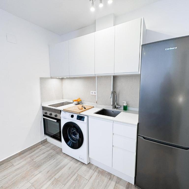 NUEVO, a 50 metros de la playa y con vistas al mar - Two-Bedroom Apartment - 17