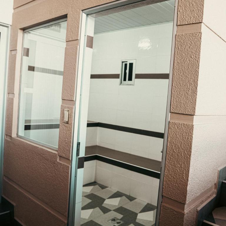 Apartamento céntrico y lujoso - Three-Bedroom Premium Apartment with Balcony - 15