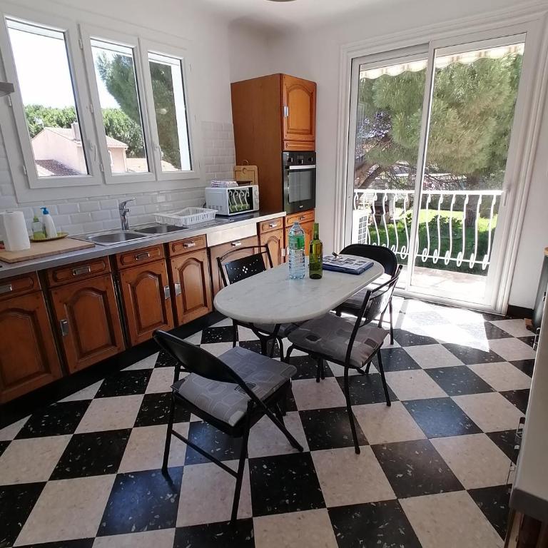 Villa climatisée, proche mer, 2 grands appartements indépendants, parking, WIFI - Maison 2 Chambres - 2