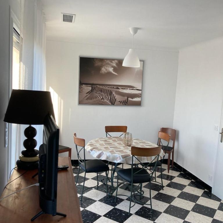 Villa climatisée, proche mer, 2 grands appartements indépendants, parking, WIFI - Maison 2 Chambres - 4
