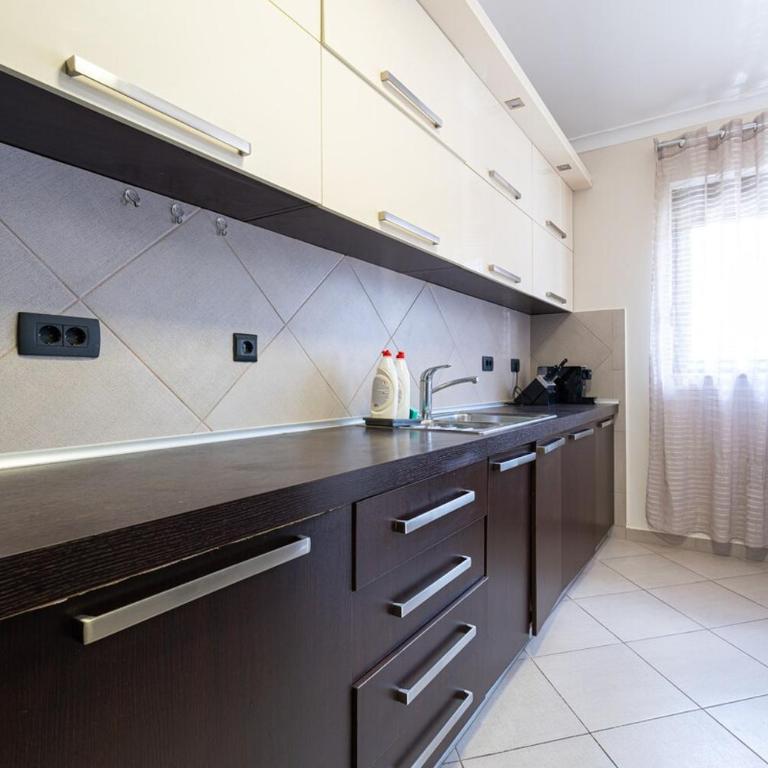 Vista Apartment - Four-Bedroom Apartment with Balcony - 8