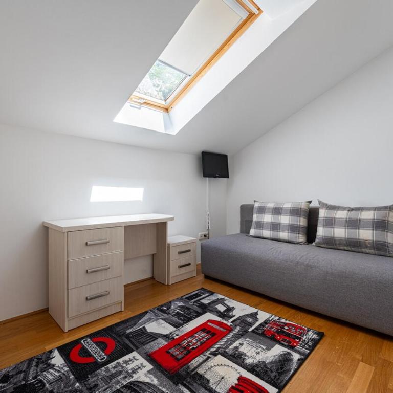 Vista Apartment - Four-Bedroom Apartment with Balcony - 19