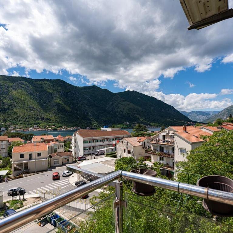 Vista Apartment - Four-Bedroom Apartment with Balcony - 20