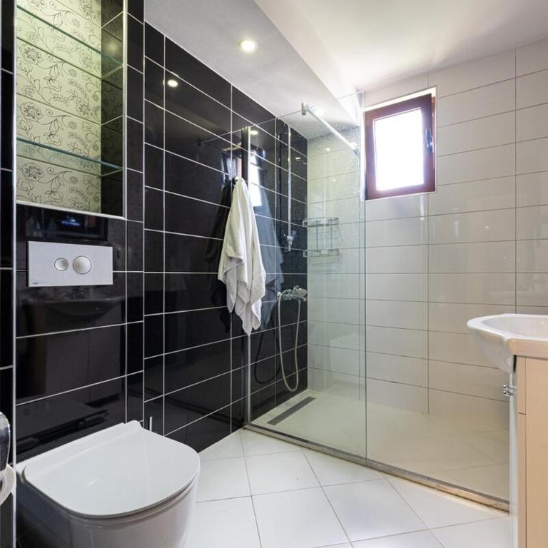 Vista Apartment - Four-Bedroom Apartment with Balcony - 18