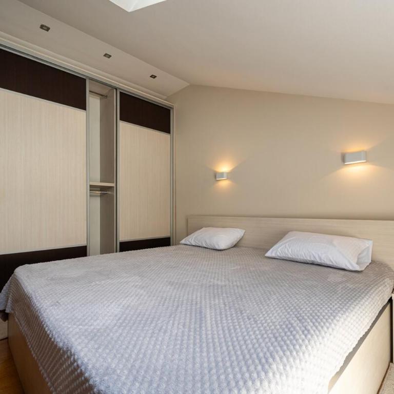 Vista Apartment - Four-Bedroom Apartment with Balcony - 12