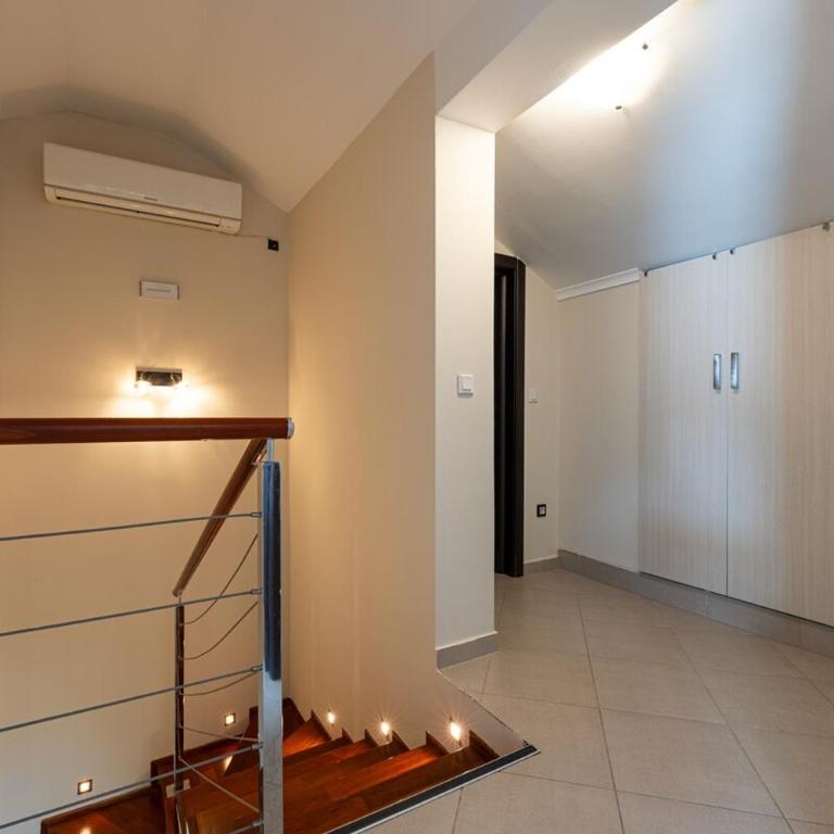 Vista Apartment - Four-Bedroom Apartment with Balcony - 16