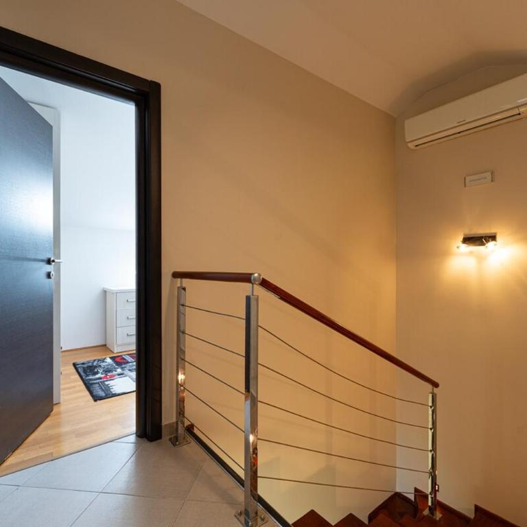 Vista Apartment - Four-Bedroom Apartment with Balcony - 13
