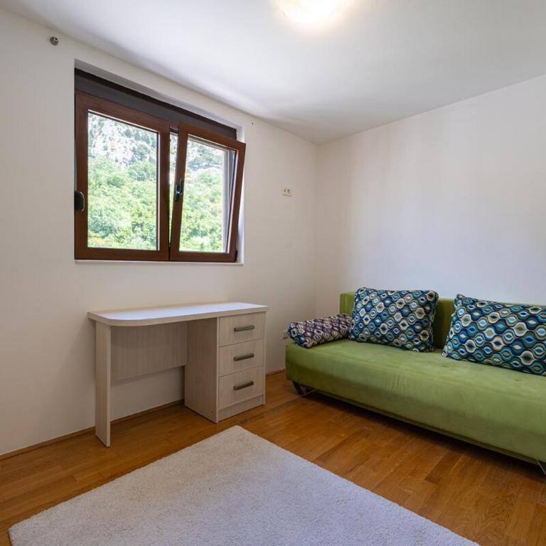 Vista Apartment - Four-Bedroom Apartment with Balcony - 14