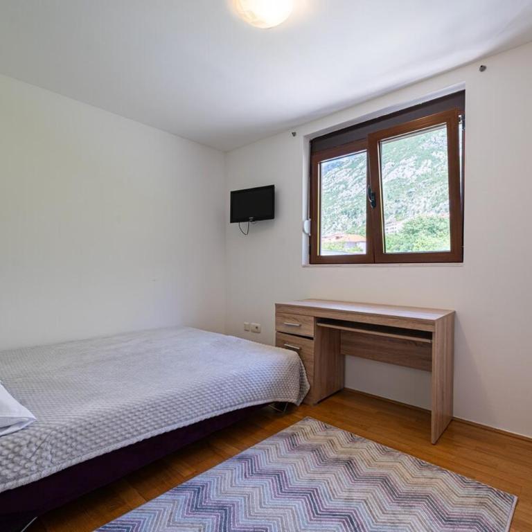 Vista Apartment - Four-Bedroom Apartment with Balcony - 17