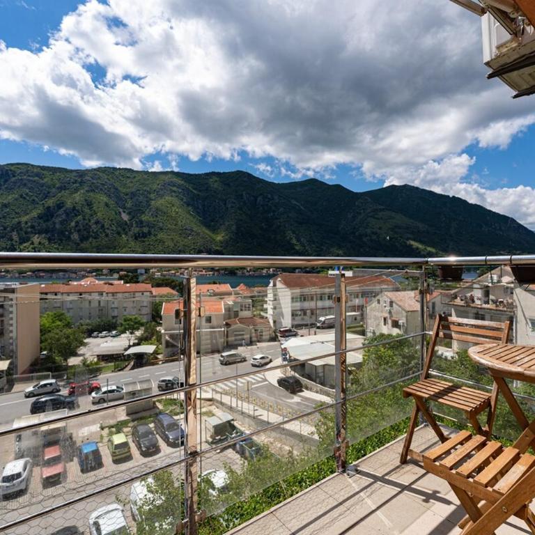 Vista Apartment - Four-Bedroom Apartment with Balcony - 2