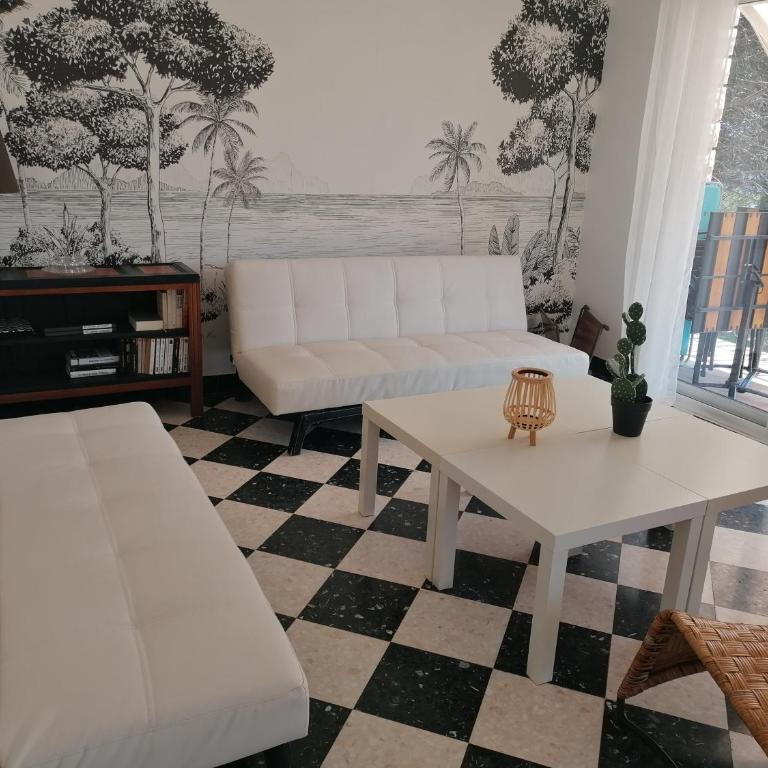 Villa climatisée, proche mer, 2 grands appartements indépendants, parking, WIFI - Maison 2 Chambres - 10