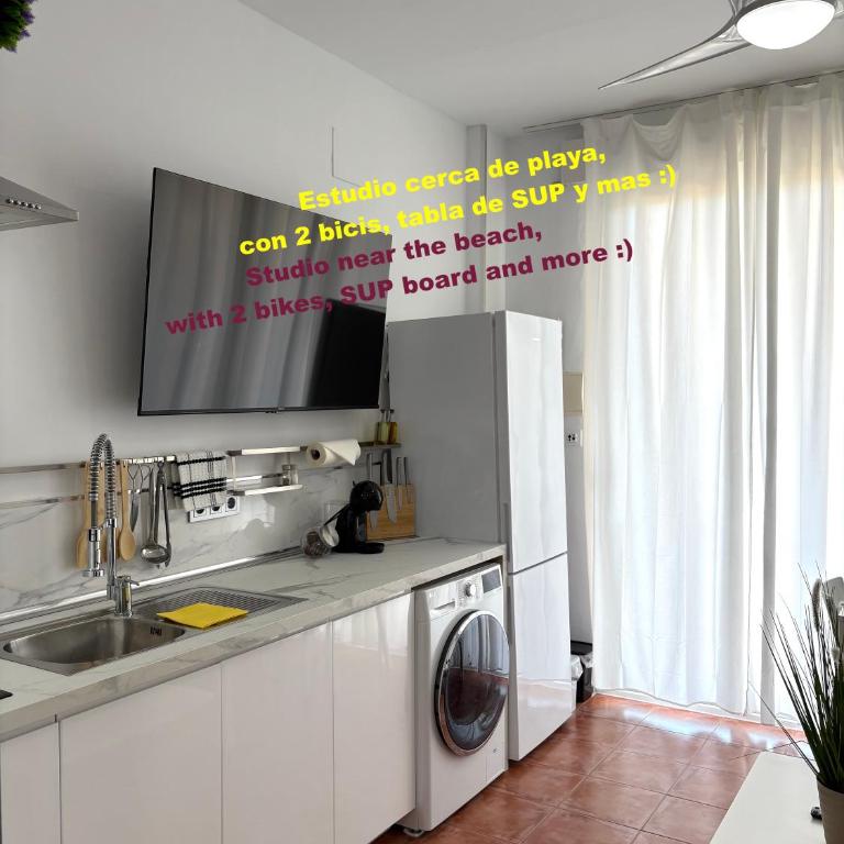La Manga km 0, pisos estudios - planta baja - 100m de la playa - studio flats - ground floor - 100m from the beach, cada con bicis & tabla SUP, piscina & pádel & tenis & más - each with bikes & SUP board, pool & paddle & tennis & more - Estudio - 10