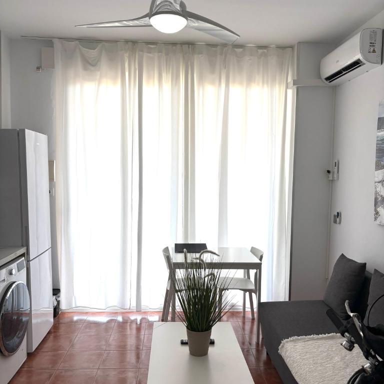 La Manga km 0, pisos estudios - planta baja - 100m de la playa - studio flats - ground floor - 100m from the beach, cada con bicis & tabla SUP, piscina & pádel & tenis & más - each with bikes & SUP board, pool & paddle & tennis & more - Estudio - 39