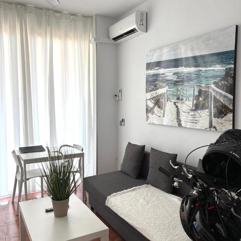 La Manga km 0, pisos estudios - planta baja - 100m de la playa - studio flats - ground floor - 100m from the beach, cada con bicis & tabla SUP, piscina & pádel & tenis & más - each with bikes & SUP board, pool & paddle & tennis & more - Estudio - 2