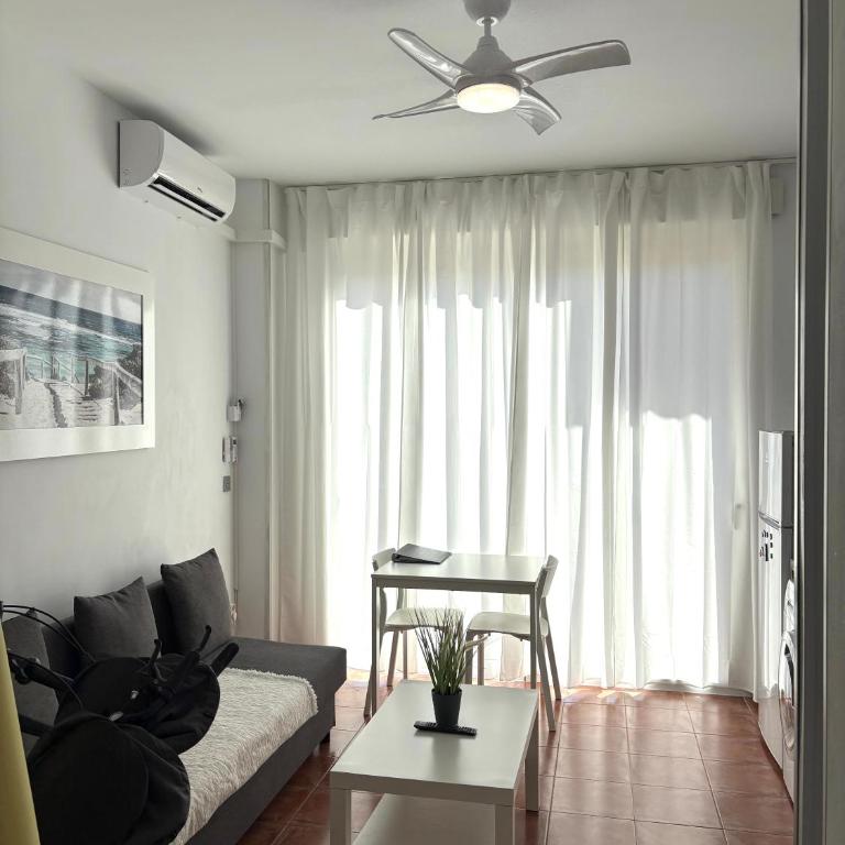 La Manga km 0, pisos estudios - planta baja - 100m de la playa - studio flats - ground floor - 100m from the beach, cada con bicis & tabla SUP, piscina & pádel & tenis & más - each with bikes & SUP board, pool & paddle & tennis & more - Apartamento de 1 dormitorio - 10
