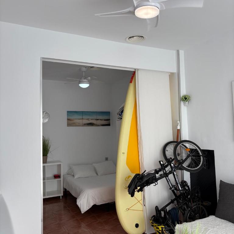 La Manga km 0, pisos estudios - planta baja - 100m de la playa - studio flats - ground floor - 100m from the beach, cada con bicis & tabla SUP, piscina & pádel & tenis & más - each with bikes & SUP board, pool & paddle & tennis & more - Apartamento de 1 dormitorio - 5