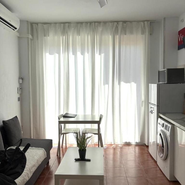 La Manga km 0, pisos estudios - planta baja - 100m de la playa - studio flats - ground floor - 100m from the beach, cada con bicis & tabla SUP, piscina & pádel & tenis & más - each with bikes & SUP board, pool & paddle & tennis & more - Apartamento de 1 dormitorio - 13