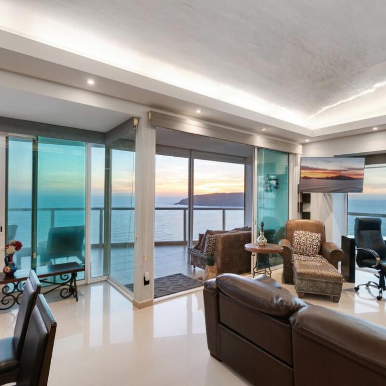 Beautiful View on the 23rd Floor Beach Front - Three-Bedroom Apartment - 1