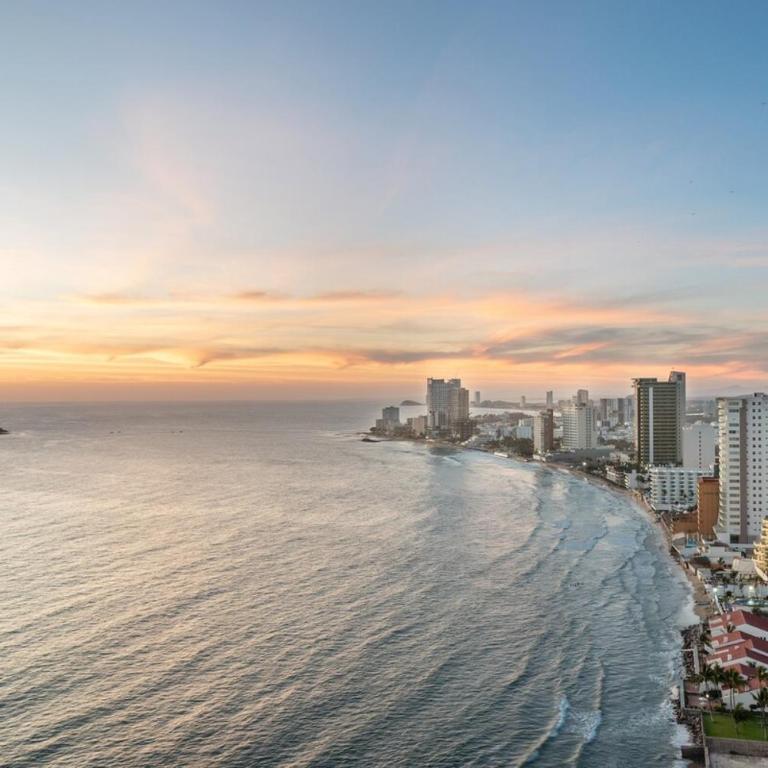 Beautiful View on the 23rd Floor Beach Front - Three-Bedroom Apartment - 10