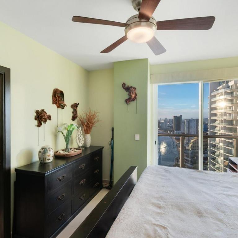 Beautiful View on the 23rd Floor Beach Front - Three-Bedroom Apartment - 16