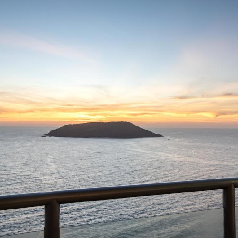 Beautiful View on the 23rd Floor Beach Front - Three-Bedroom Apartment - 19