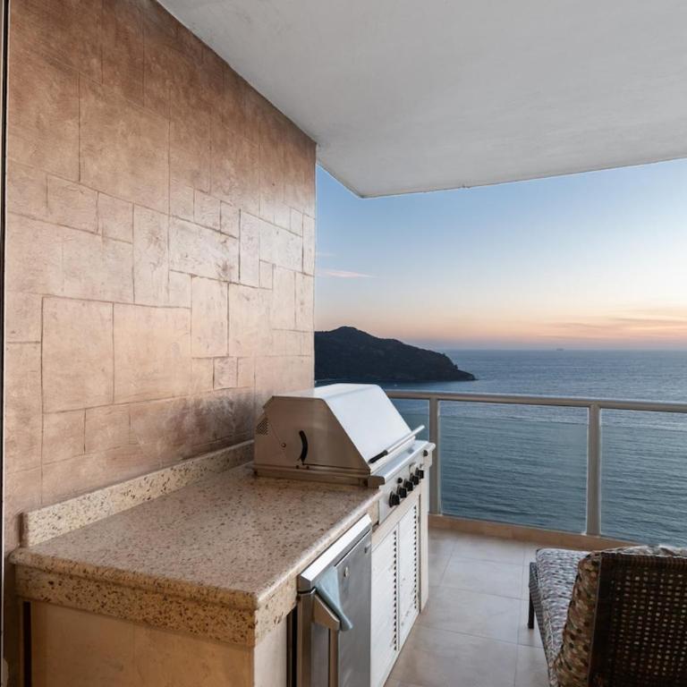 Beautiful View on the 23rd Floor Beach Front - Three-Bedroom Apartment - 20
